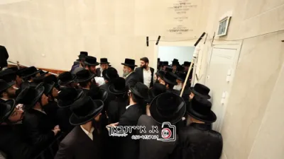 מעמד ההדלקה בחצר הקודש וויזניץ 