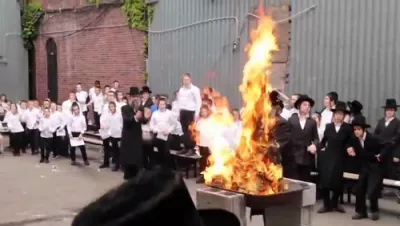 הדלקה לג בעומר בחצר הקודש סקווירא בארא פארק 
