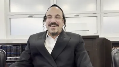 הערליכע מעשה פון הרה"ק מרן החתם סופר זי"ע איז מבטל א גזירה דורך הרב אליהו שווארץ, ביים שיעור פון עמוד היומי דרשו - עירובין דף ע"ה ע"א