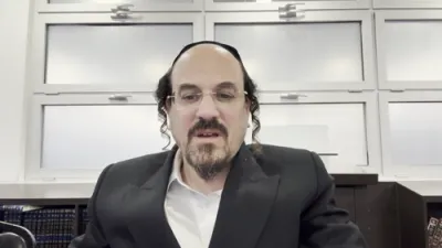 הערליכע מעשה פון הרה"ק הסבא קדישא רבי שלמה אליעזר אלפנדרי זי"ע דורך הרב אליהו שווארץ, ביים שיעור פון עמוד היומי דרשו - עירובין דף ע"ד