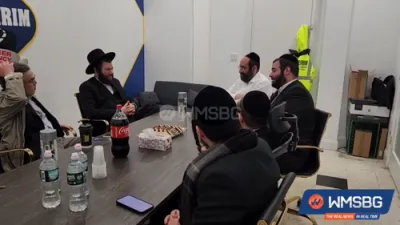 קאונסעלמאן לינקאלן רעסטלער מיט UJO דיסקוסירן וויאזוי צו פאררעכטן די וואסער פלוס אין וואלעבוט סט. געגנט