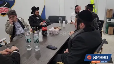 קאונסעלמאן לינקאלן רעסטלער מיט UJO דיסקוסירן וויאזוי צו פאררעכטן די וואסער פלוס אין וואלעבוט סט. געגנט