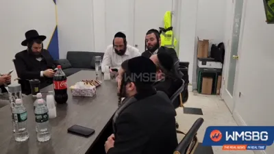 קאונסעלמאן לינקאלן רעסטלער מיט UJO דיסקוסירן וויאזוי צו פאררעכטן די וואסער פלוס אין וואלעבוט סט. געגנט