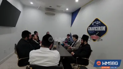 קאונסעלמאן לינקאלן רעסטלער מיט UJO דיסקוסירן וויאזוי צו פאררעכטן די וואסער פלוס אין וואלעבוט סט. געגנט