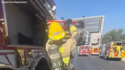 פייערלעשער לויפן אוועק פון א דאך וואס פאלט אראפ אין אריזאנע 