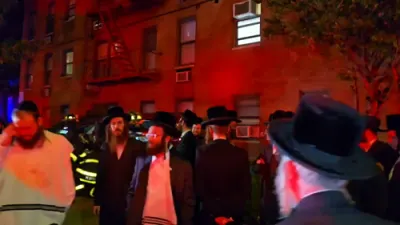  סצענע פון א עקסידענט נעכטן אין בארא פארק אויף 13'טע עוועניו