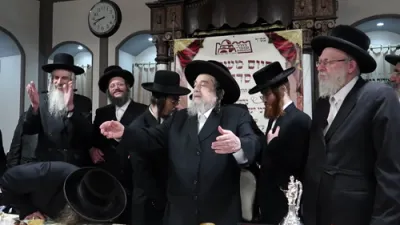  הרה"ק רבי יעקב מאיר שעכטער שליט"א ביי סיום ששה סדרי משנה שנלמד בשיעור ע"י בנו הרב נתן יצחק שליט"א אין כולל שומרי החומות בבתי אונגרין