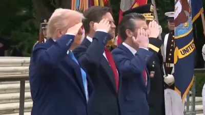 טראמפ, ווענס און העגסעט געבן כבוד ביים קבר פונעם אומבאקאנטן זעלנער אויף מעמאריאל טאג.
