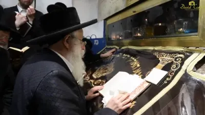 ווידעא פון כ"ק אדמו"ר מצאנז קלויזנבורג שליט"א איז מתפלל ביים ציון הרשב"י בבכיות עצומות ביי איינע פון די נסיעות בארץ הקודש 