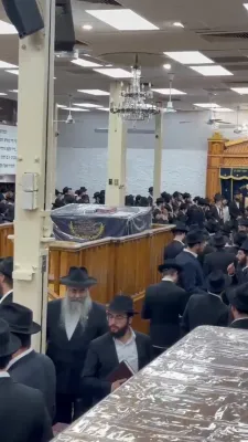 אינטרעסאנטע טעגליכע ערשיינונג אין חב"ד הויפטקוואטיר אין קראון-הייטס וואו די חסידים זענען מקבל זייער רבין פאר אלע דריי טעגליכע תפילות