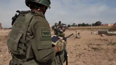2 מדינת ישראל סאלדאטן פארוואונדעט בשעת מיליטערישע טרענירונג אין מאראקא.