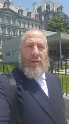 היימישע עסקנים אין ווייסן הויז באטייליגן זיך ביי א מיטינג מיט טראמפ אדמיניסטראציע באאמטע