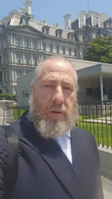 היימישע עסקנים אין ווייסן הויז באטייליגן זיך ביי א מיטינג מיט טראמפ אדמיניסטראציע באאמטע