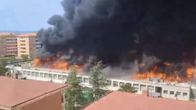 א מאסיווע פייער האט צובראכן א דאך אין איטאליע