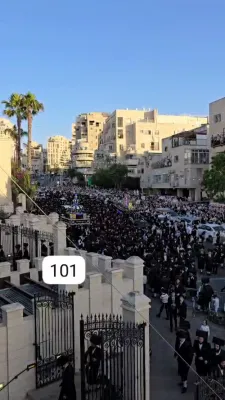 פולע בילדער און ווידיאוס פון די הכנסת ספר תורה אין בעלזא ערב יו"ט