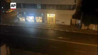 סירענעס איבער מדנ"י ווען איראן-געשטיצטע חוטי'ס לאנצירן ראקעטן אטאקע.
