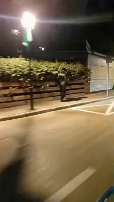כ"ק אדמו"ר מסאדיגורא שליט"א ווערט געזעהן אין די פארטאגס שטונדן שפאצירן אויף די גאסן כאחד האדם