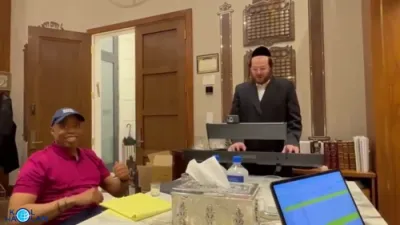 דער באקאנטער אוהב ישראל און אמטירענדר ניו יארק סיטי מעיאר עריק עדעמס ביים 'טשילען' נעכטן נאכט אין וויליאמסבורג בביתו של הנגיד רבי יואל לאנדא ווי רבי הערשי וויינבערגער האט פארפאסט א ניגון אין זיין עהרע