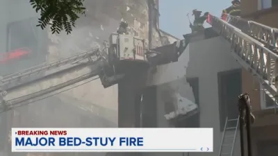 מאַסיווער פייער פארברענט א ברוקלין געביידע און פארשפרייט זיך צו נאנטע הייזער.