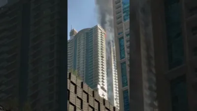 א פייער ברעכט אויס ביי א ריזיגע געביידע אין דובאי