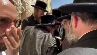 כ"ק אדמו"ר מוויזניץ שליט"א איז מתפלל ביים כותל המערבי 