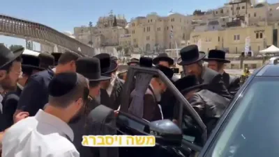 כ"ק אדמו"ר מוויזניץ שליט"א איז מתפלל ביים כותל המערבי 