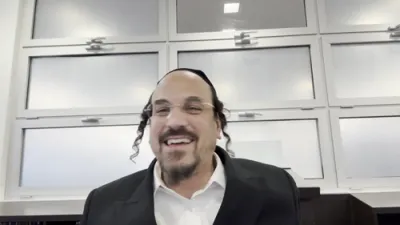 הערליכע מעשה -ער האט געגעבן צדקה און מען האט איהם מבטל געוועהן זיין טיקעט דורך הרב אליהו שווארץ, ביים שיעור פון עמוד היומי דרשו - עירובין דף פ"ג