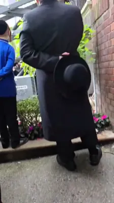 מסע הקודש : א ספעציעלע היילאו איז צוגעשטעלט געווארן פאר כ"ק אדמו"ר מגור שליט"א נישט צו דארפן קלעטערן די טרעפ