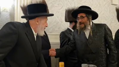  כ"ק אדמו"ר מליסקא שליט"א באגריסט זיך מיט הגה"צ אב"ד סאטמאר-וומסב"ג שליט"א ביי שבע ברכות פון נכד העסקן הנגיד הרב בנימין בארבער הי"ו 