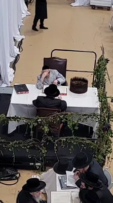 כ"ק אדמו"ר מסאטמאר שליט"א ביים אנקומען צום מעמד לימוד התורה אלץ הכנה צום גרויסארטיגע סיום הש"ס פון חבורת תורתך שעשועי און נאך בילדער