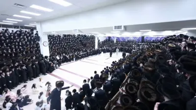 מצוה טאנץ פון כ"ק אדמו"ר מבאבוב 45 שליט"א ביי א חתונה פון א אייניקל 