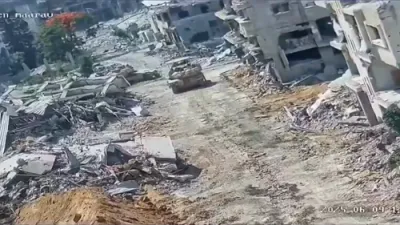 פאלעסטינער טעראריסט שטעלט אונטער א עקספלאזאציע אונטער א איזראעלי טאנק.
