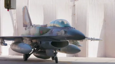 ווידעא וואס ווייזט מדינת ישראל F-16I "סופא" קעמפער גרייט צו אפשטעלן איראנישע דראונס.