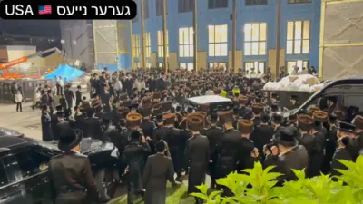 כ"ק אדמו"ר מגור שליט"א באטייליגט זיך בשמחת בית סקווירא-וויזניץ מאנסי
