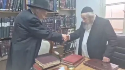 ראש הישיבה הגאון רבי משה הלל הירש וואונטשט זיך מיט ראש הישיבה הגאון רבי דוב לנדו איידערן ארויספארן פאר קרן עולם התורה