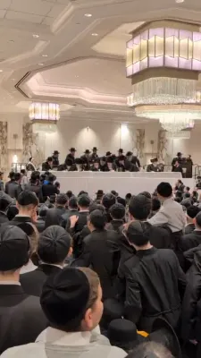 כ"ק אדמו"ר מגור שליט"א באטייליגט זיך ביי א שמחה ביי אחד מחסידיו