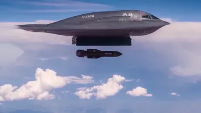 זעקס אמעריקאנע בי-2 באמבארדירער ווארפן 180 טאן אויף איראן'ס פארדאוו נוקלעארע פאבריק.