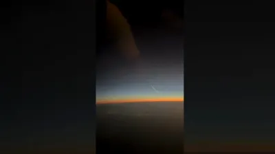 ביזנעסלייט אויף א ערעפלאן פון דובאי זעהן באליסטישע מיסלס פליען ארויס פון איראן