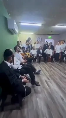 בחורים זינגן אין א שעלטער אין ארץ ישראל 