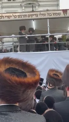 כ"ק אדמו"ר מפשעווארסק שליט"א ביי ברכת הקודש נאך די חופה פון א אייניקל 