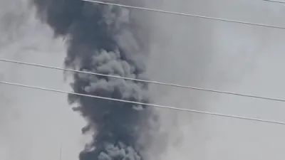 דיקע רויך קומען ארויס פון שיראז, איראן, נאך א איזראעלי אטאקע אויפן ארט