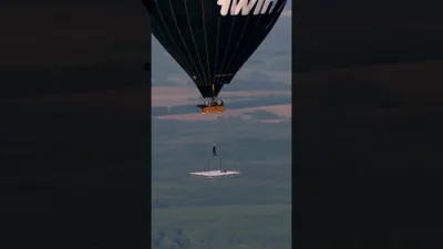 א רוסישער קונצן מאכער האט דערגרייכט א רעקארד מיטן פליען אן א פערישוט
