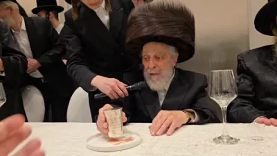 כ"ק אדמו"ר מליסקא שליט"א טאנצט מיט הרה"ג רבי חיים מאיר שטוקהמר שליט"א ביי די חתונה פון א טאכטער