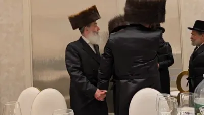 כ"ק אדמו"ר מליסקא שליט"א טאנצט מיט הרה"ג רבי חיים מאיר שטוקהמר שליט"א ביי די חתונה פון א טאכטער