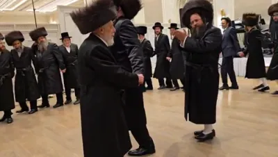 כ"ק אדמו"ר מליסקא שליט"א טאנצט מיט הרה"ג רבי חיים מאיר שטוקהמר שליט"א ביי די חתונה פון א טאכטער