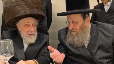 כ"ק אדמו"ר מליסקא שליט"א טאנצט מיט הרה"ג רבי חיים מאיר שטוקהמר שליט"א ביי די חתונה פון א טאכטער