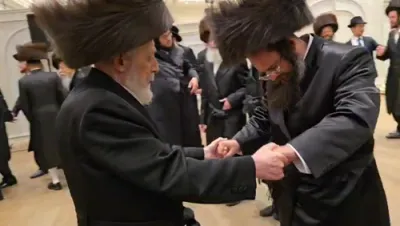 כ"ק אדמו"ר מליסקא שליט"א טאנצט מיט הרה"ג רבי חיים מאיר שטוקהמר שליט"א ביי די חתונה פון א טאכטער