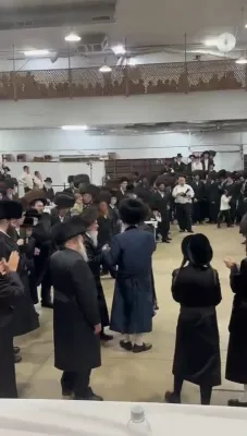 כ"ק אדמו"ר מקארלין סטולין שליט"א טאנצט ביי די חתונה פון א אייניקל פון אחיו כ"ק אדמו"ר מלוצק שליט"א 