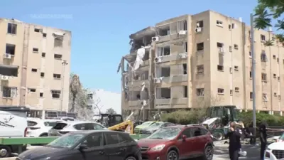 זיכערהייטס קרעפטן שאצן אפ די חורבן אין חולון נאך איראנע לופט אטאקעס אויף מדינת ישראל.