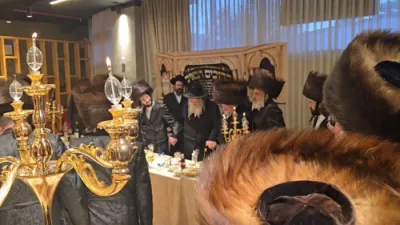 הגאון רבי שאול אלתר שליט"א באטייליגט זיך ביי די שבע ברכות בחצה"ק בעלזא צוגעשטעלט דורך חסידי בעלזא אין חוץ לארץ 